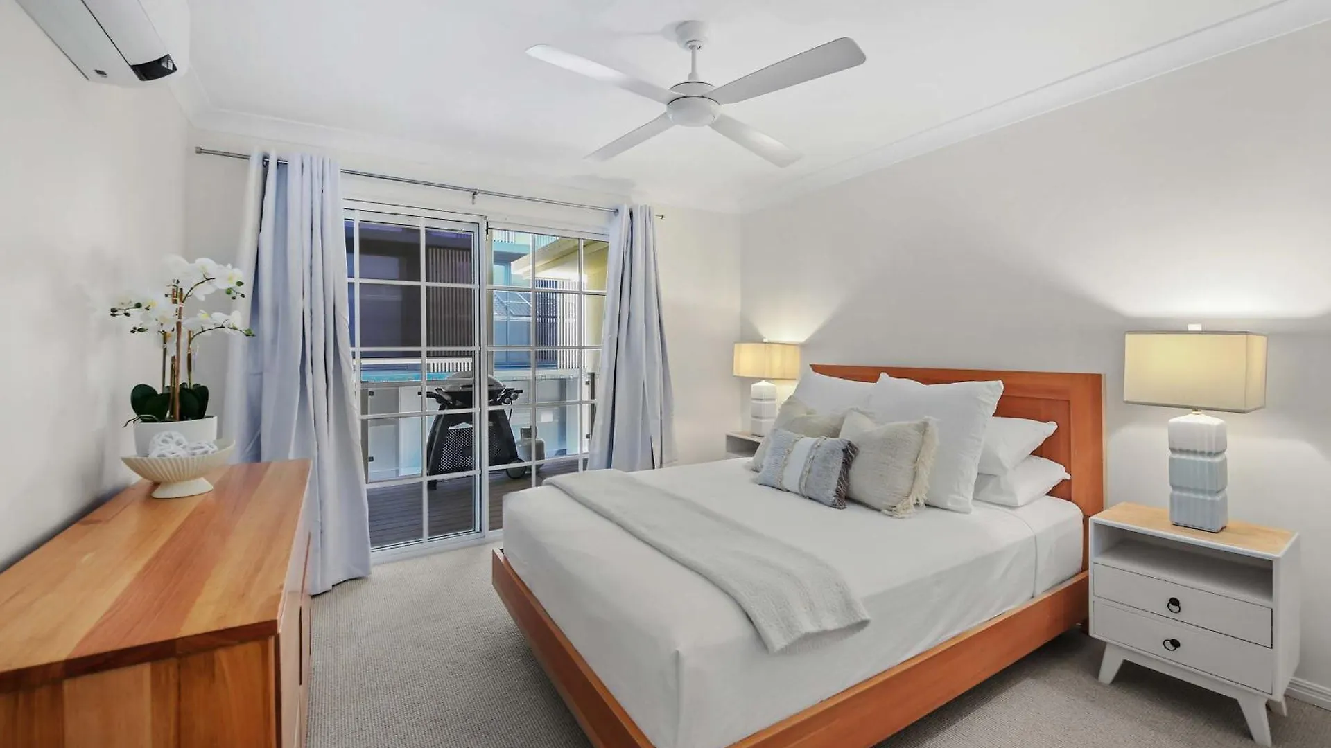Holiday home The Pacific - Absolute Beachfront In Buddina