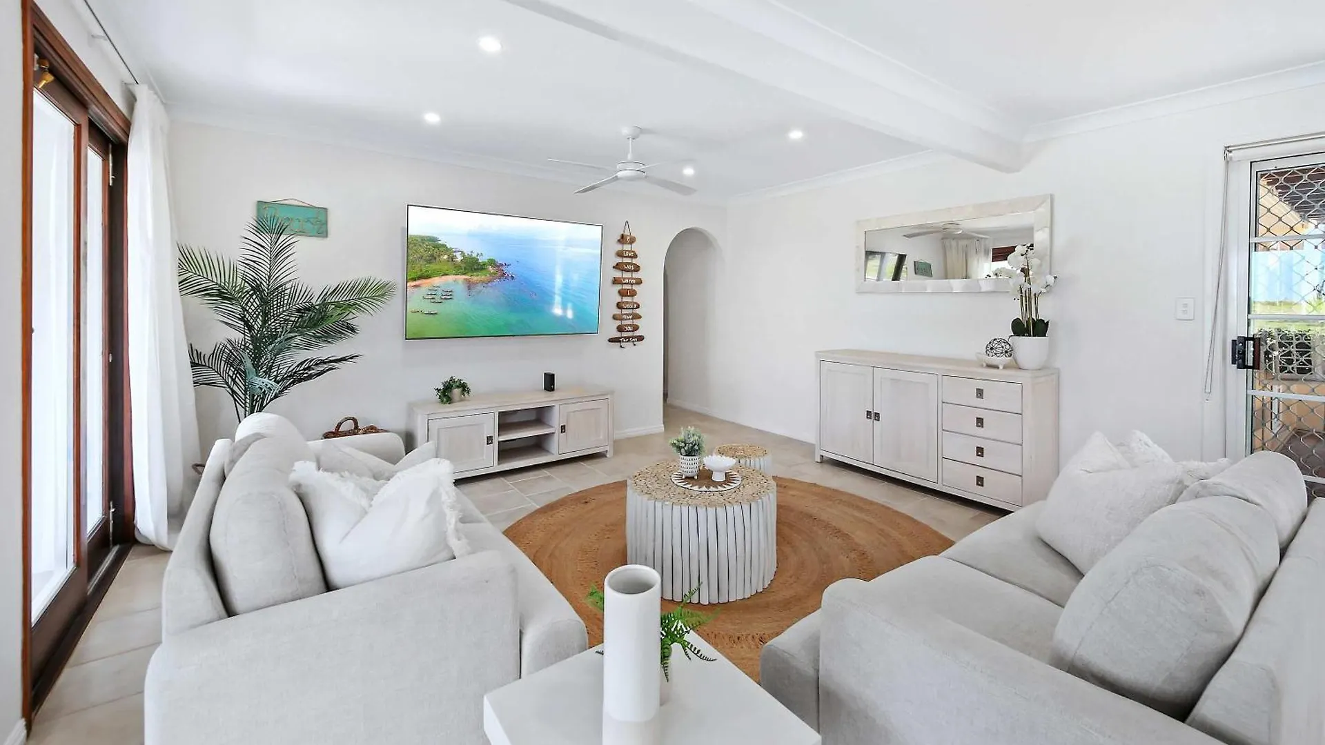 Holiday home The Pacific - Absolute Beachfront In Buddina