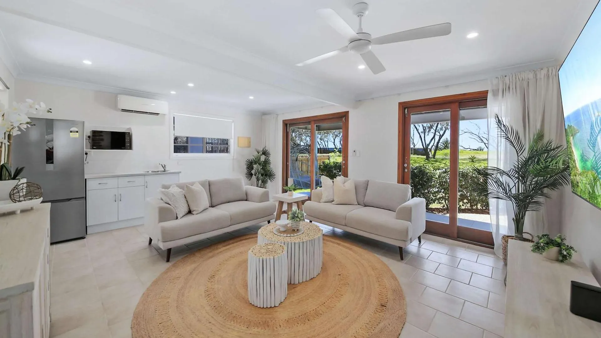 Holiday home The Pacific - Absolute Beachfront In Buddina Australia
