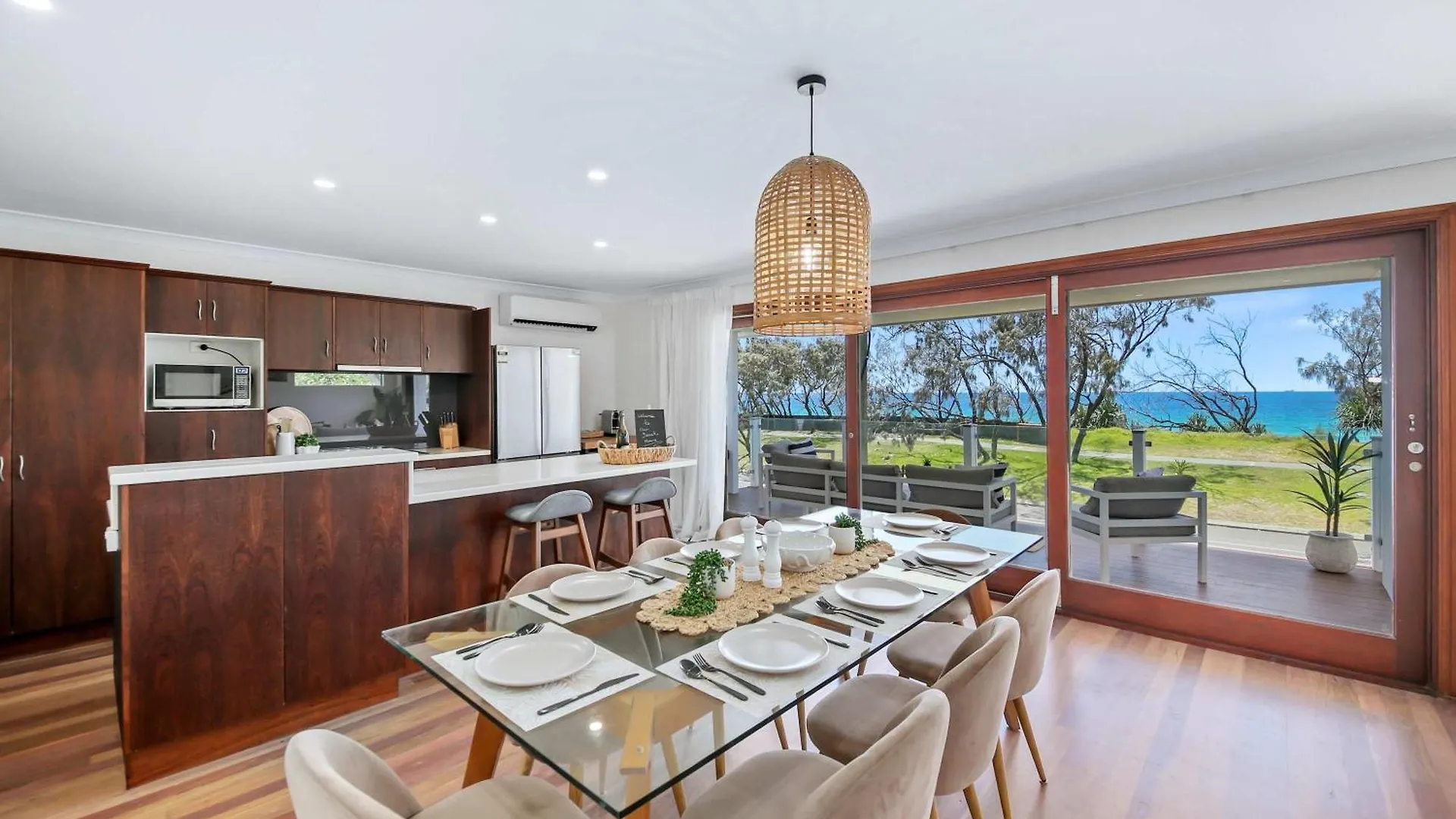 Holiday home The Pacific - Absolute Beachfront In Buddina Australia
