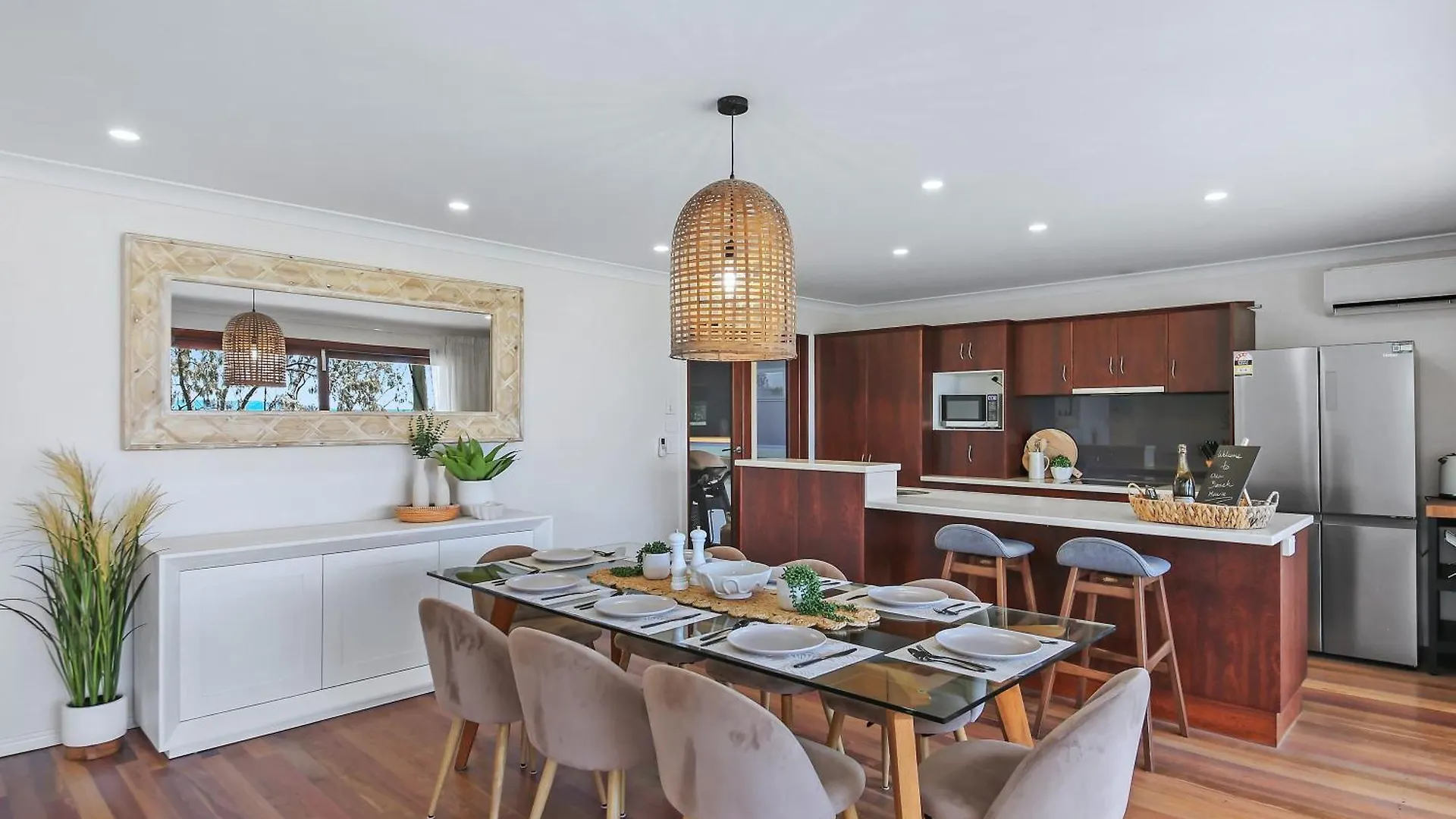 Holiday home The Pacific - Absolute Beachfront In Buddina